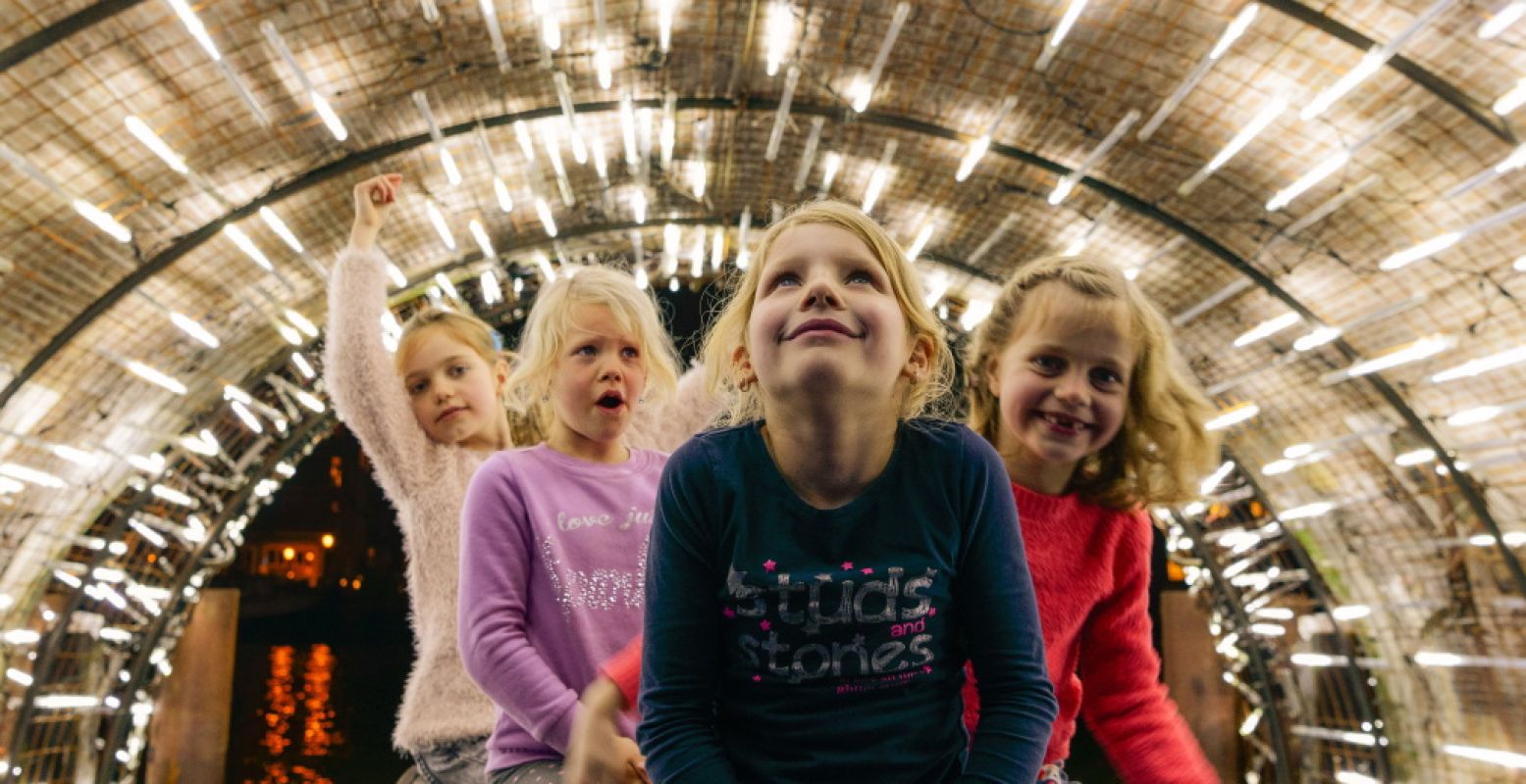 Beleef Amsterdam Light Festival met een cruise van Blue Boat Company! De Kids Cruise is dit jaar in een Fabeltjeskrant-jasje gestoken. Foto: Blue Boat Company © Arjan Broek.