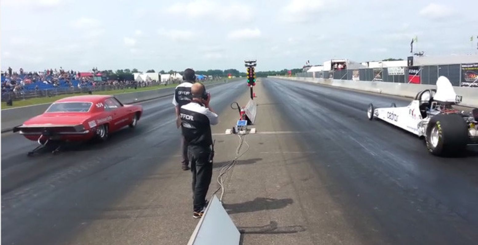 Klaar voor de start: de auto's zoeven over het parcours! Foto:  Youtube .