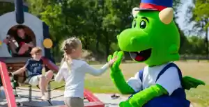 Ontdek hét indoor speelparadijs van Familiepark Nienoord Uiteraard zie je ook de vrolijke mascotte Nieno terug in de nieuwe indoor speelhal. Foto: Familiepark Nienoord