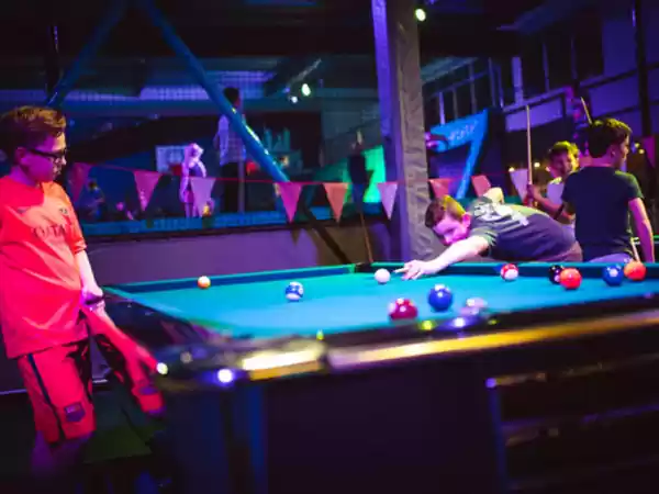 Speel tussendoor een potje pool. Foto: Fun Center Amstelveen