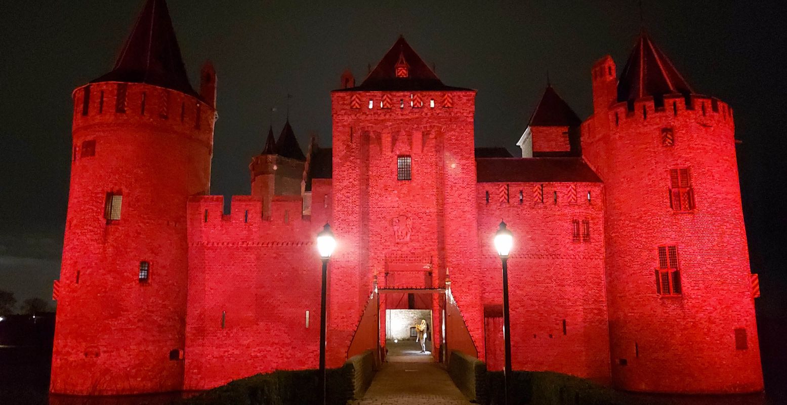 Muiderslot is helemaal rood opgelicht, net als je oortjes als je alle wilde verhalen over onze voorouders hoort! Foto: Kasteel Muiderslot