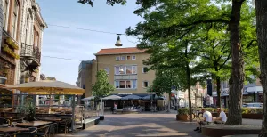 Doen in Enschede: 8 tips voor een gaaf dagje uit Door de hele stad vind je gezellige horeca en terrasjes. Foto: DagjeWeg.NL © Tonny van Oosten