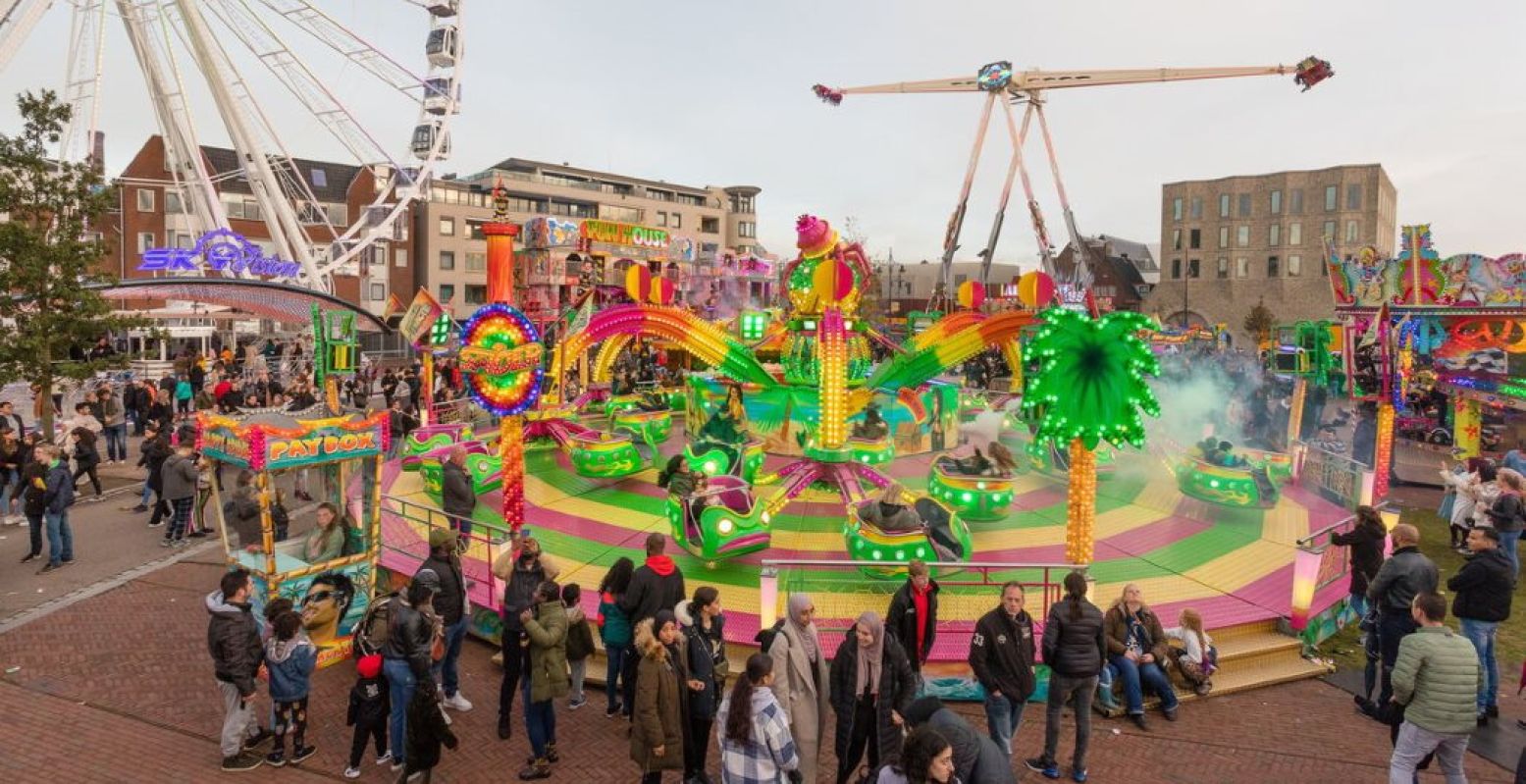 Feestje vieren op de kermis. Foto: Andor Kranenburg