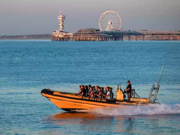 Je ziet Scheveningen vanaf het water. Foto: RIB-ACTIE Scheveningen