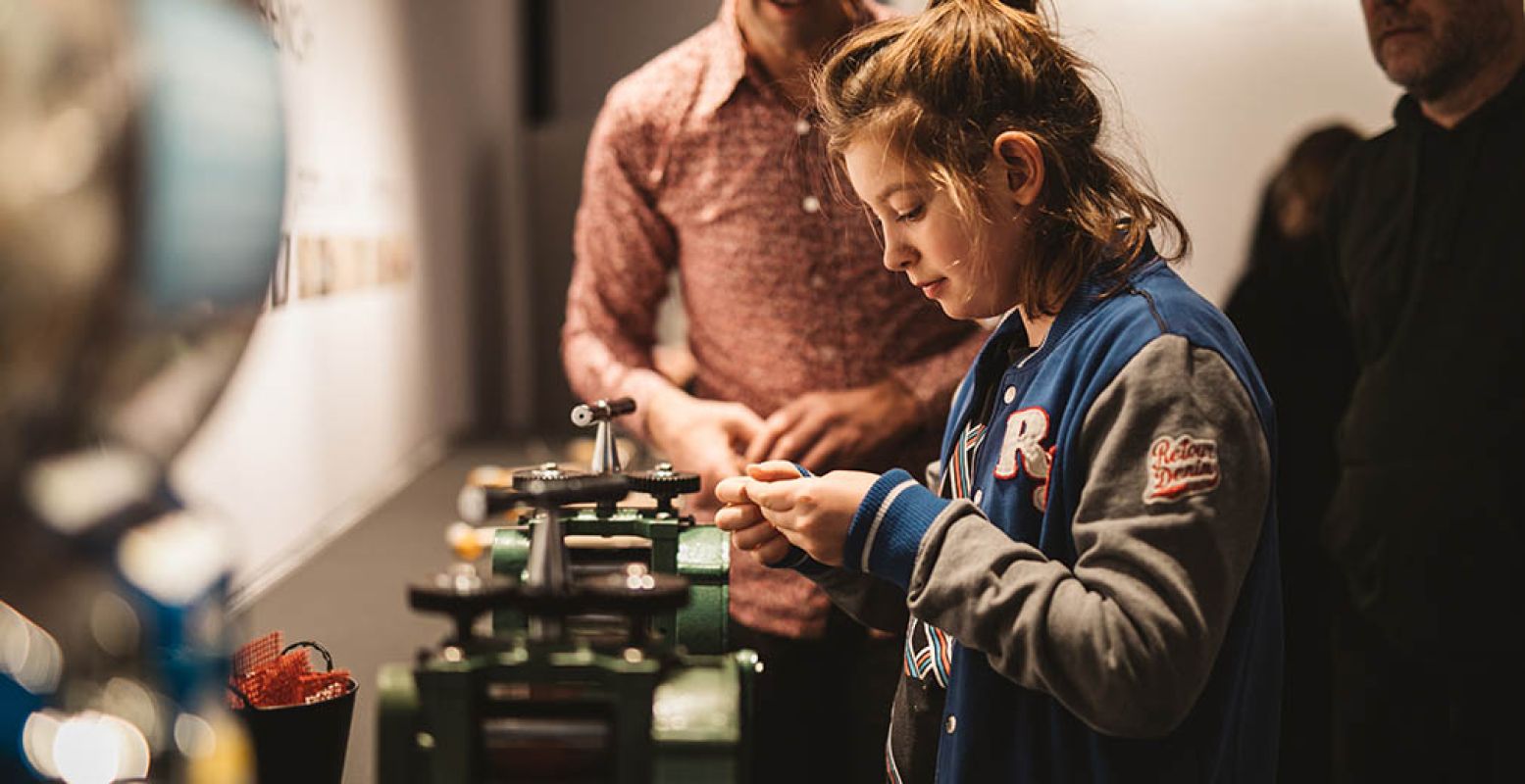 Ga ook zelf aan de slag en maak je eigen sieraden. Foto: Museum Volkenkunde © Kirsten van Santen.