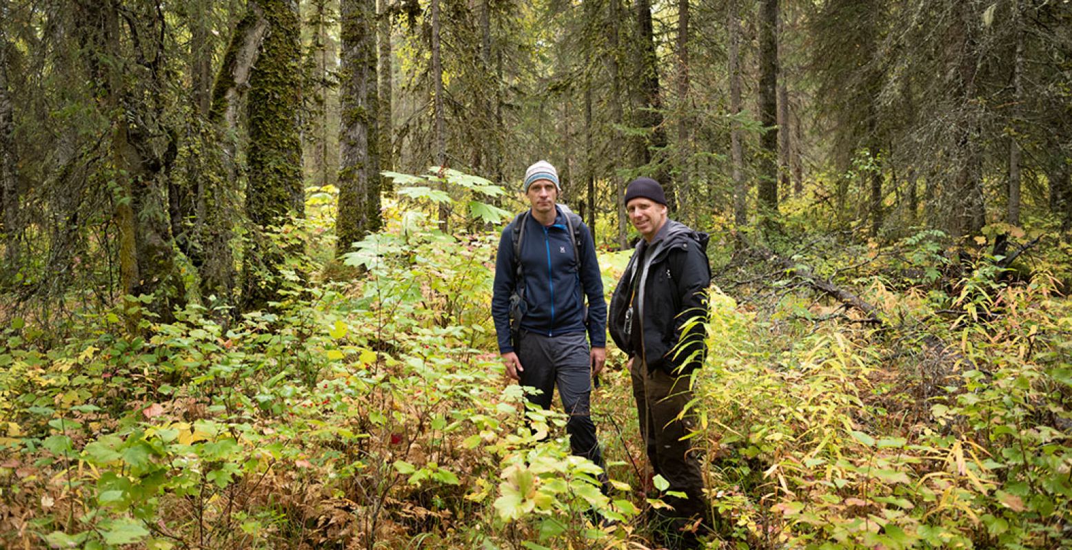 Jelle Brandt Corstius (links) en Jeroen Toirkens in het Kenai Fjords National Park, in de afgelegen taiga van Alaska, september 2019. Daar verbleven ze in een blokhut midden in het bos. Foto: Jeroen Toirkens - Courtesy Kahmann Gallery