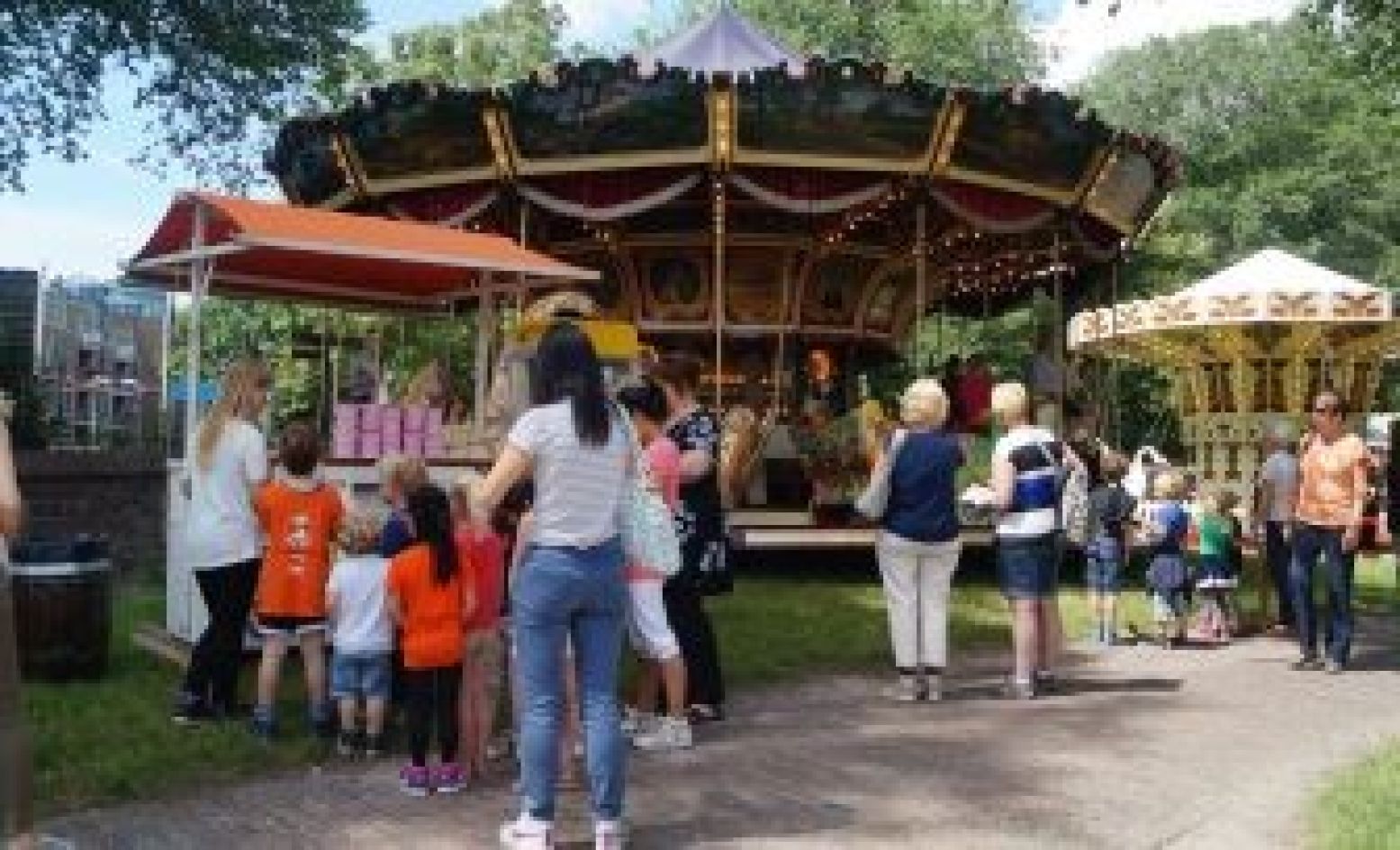 Suikerspinnen en een zweefmolen op de Oudhollandse kermis.