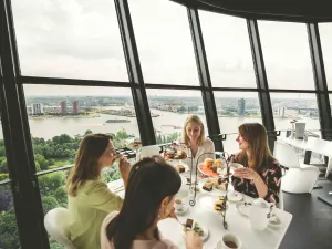 Eten op hoog niveau. Foto: De Euromast © Mark Bolk