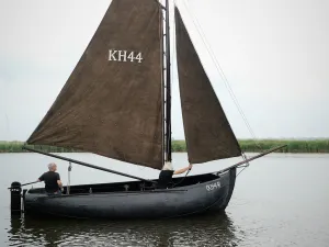 Zeilen in een monument op het Kolhornerdiep De ansjovisjol KH44 vaart op het Kolhornerdiep. Foto: Margreet Schepers