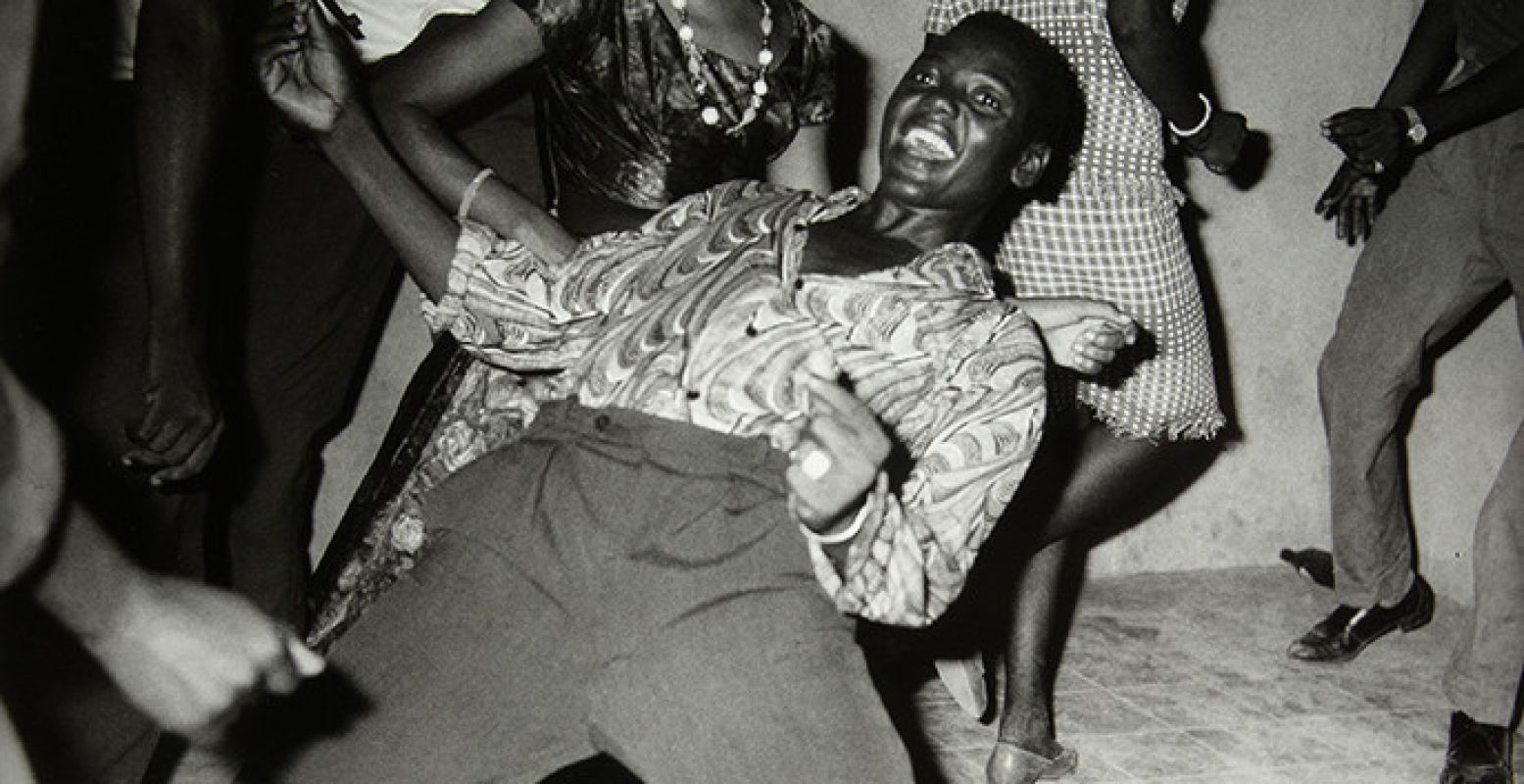 The Sixties - A Worldwide Happening. Foto: 'Regardez-moi (Look at me)' door Malick Sidibé, 1962.