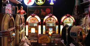 Bewonder vintage Amerika in retrowinkel Bennies Fifties Voor bezoekers draaien ze bij Bennies Fifties graag een plaatje uit de jukebox. Foto: Redactie DagjeWeg.NL.