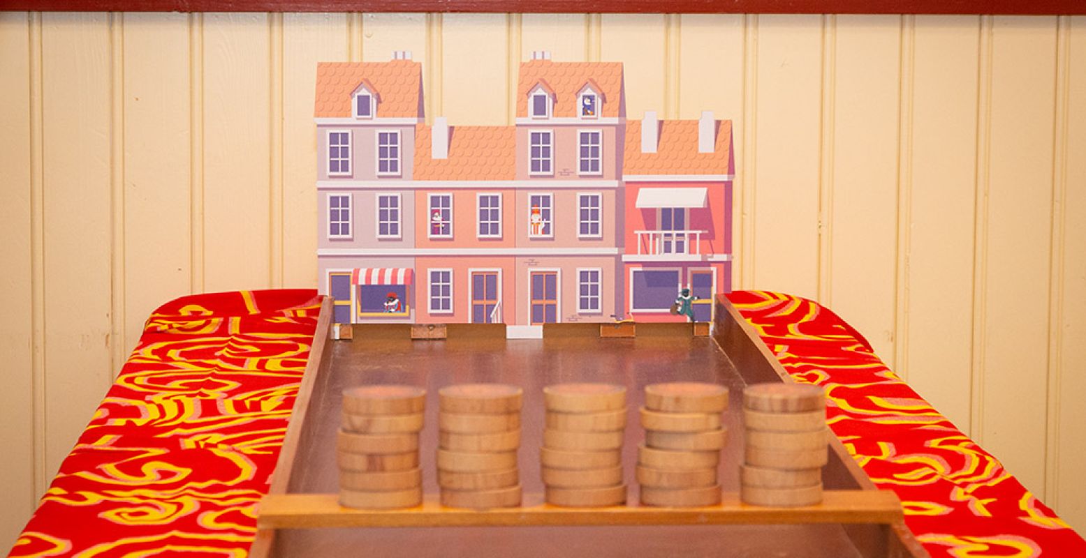 De sjoelbak staat klaar. En de pepernoten ook. Foto: Nationaal Sinterklaasmuseum
