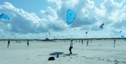 Schiet over het strand in een kitebuggy