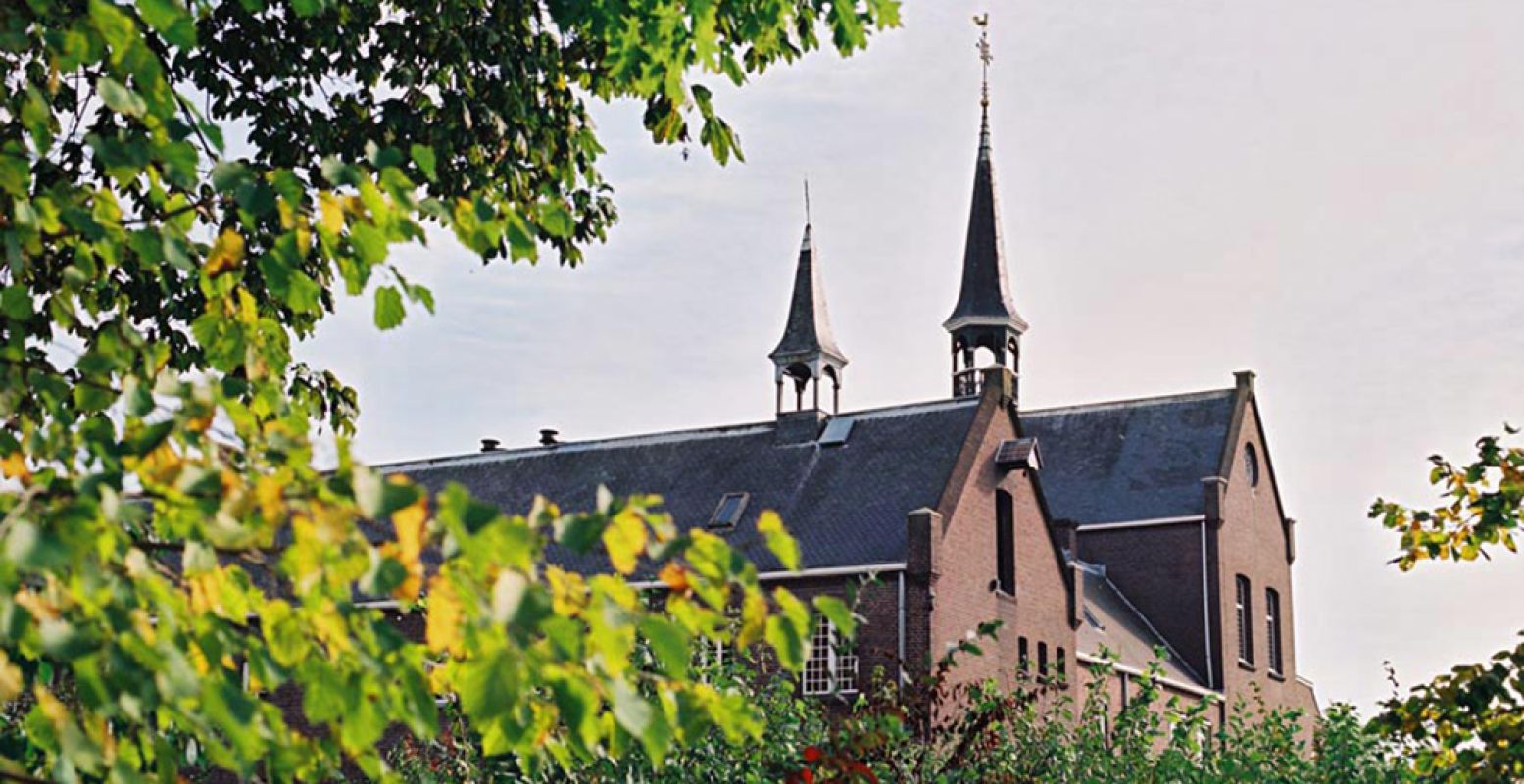 Vlak bij het centrum zie je de torens van Het Klooster Breda al boven het groen uitsteken. Ga hier zeker even langs om hun bijzondere appeltaart te kopen. Lekker en je steunt meteen een goed doel. Foto: Het Klooster Breda