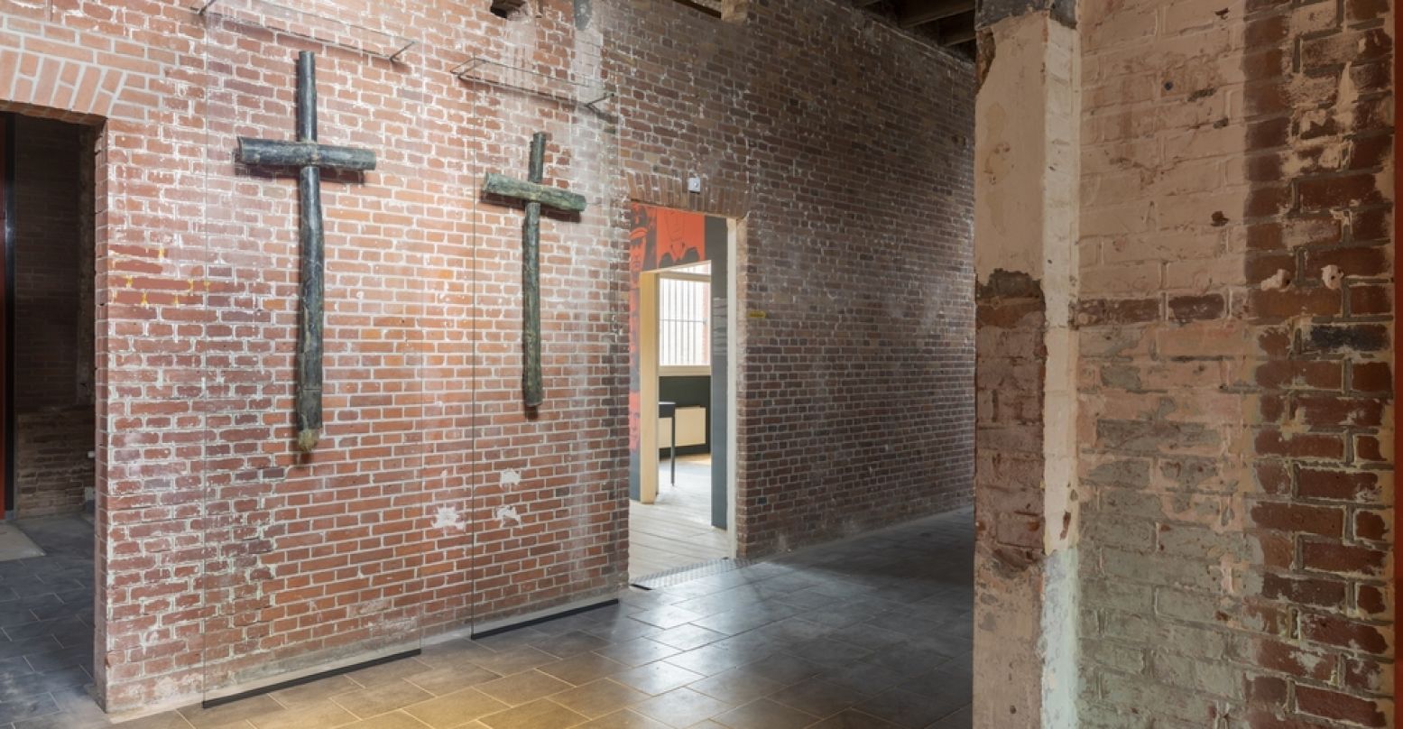 Kruizen van de Waalsdorpervlakte, waar de Duitsers 250 gevangenen fusilleerden, hangen nu in het Oranjehotel herinneringscentrum. Bijgesneden voor DagjeWeg.NL. Foto: Nationaal Monument Oranjehotel © Arjan de Jager