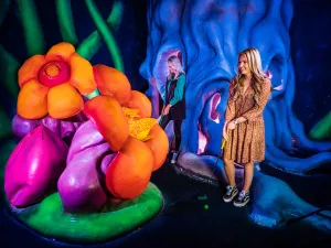 Een spannend potje mini(glow)golf in the dark. Foto: Fabriek Woerden