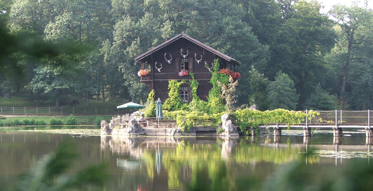 Op een eilandje in Biotopwildpark Anholter Schweiz vind je het sfeervolle restaurant Schweizer HÃ¤schen Foto: Biotopwildpark Anholter Schwiez © Monika Westerhoff Boland