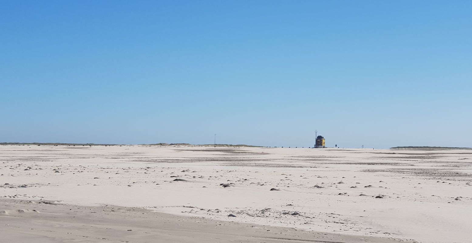 Tijdens de tocht zien we in de eindeloze zandvlakte van Vlieland tekenen van de militaire basis. Foto: DagjeWeg.NL