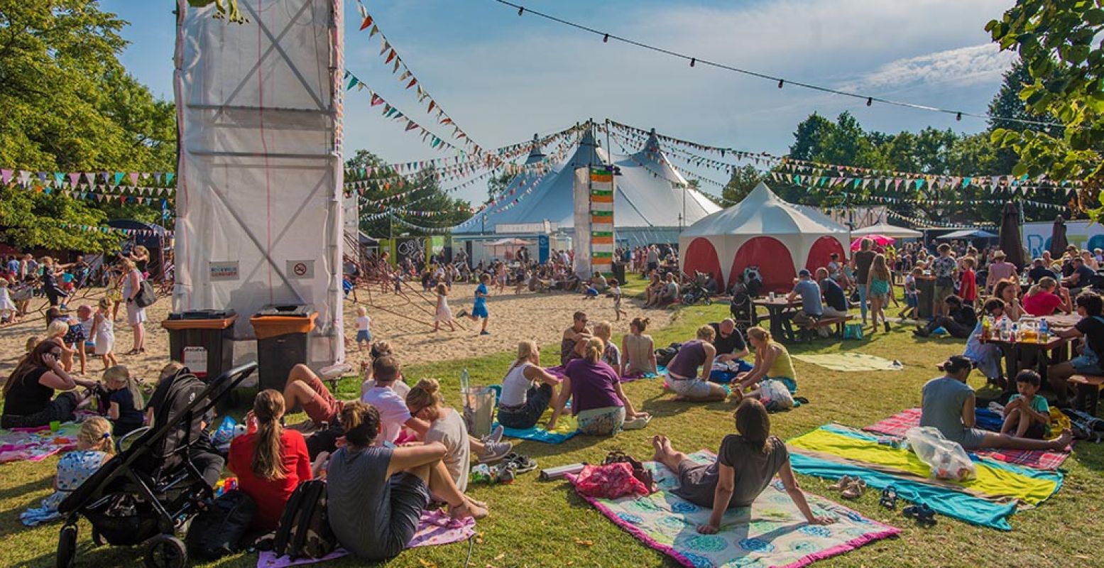 Plof in het Noorderplantsoen in Groningen neer voor het gezellige en bijzondere Noorderzon festival. Foto: Noorderzon © Knelis.