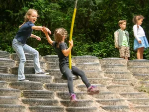 Omlaag roetsjen met de zipline! Foto: Speelpark Klein Zwitserland