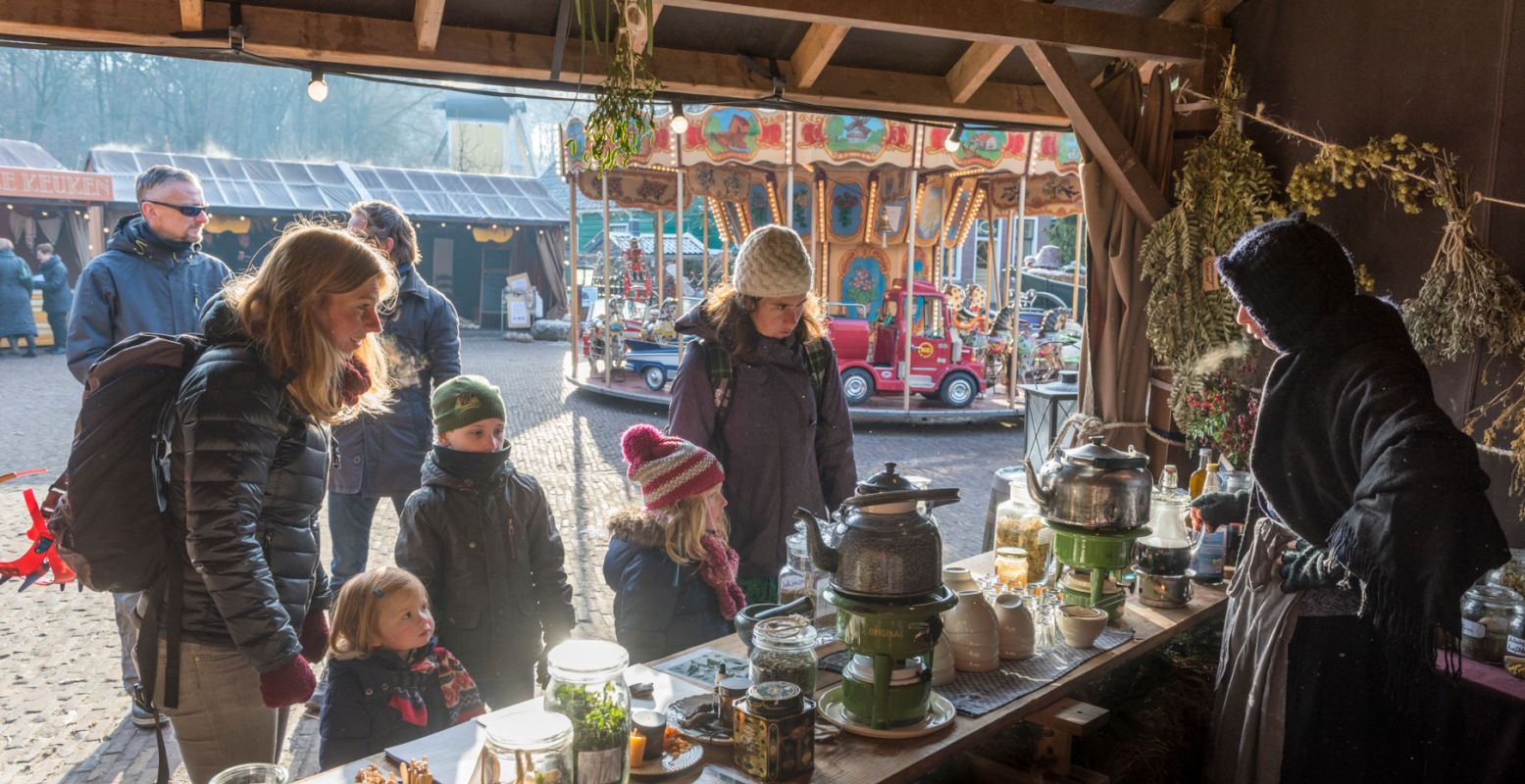 Vind de beste middeltjes tegen winterkwalen op de wintermarkt. Foto: Nederlands Openluchtmuseum © Wim de Knegt