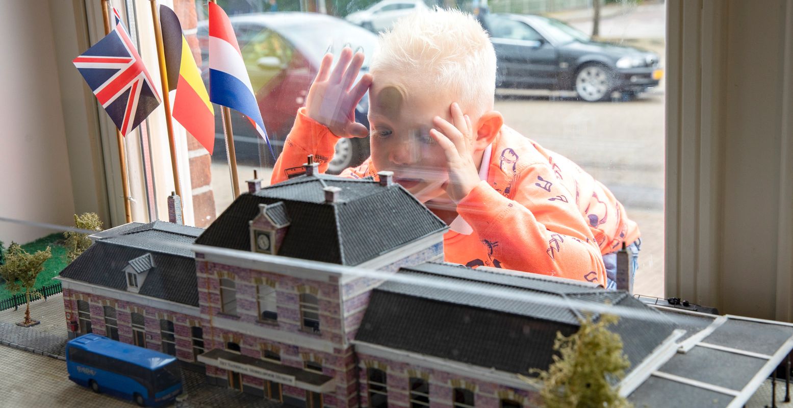 Een laatste blik op de modeltreinen in het historische stationsgebouw van Sneek. Waar een model van het stationsgebouw ook zelf deel van uitmaakte. Foto: Janna Blom Fotografie