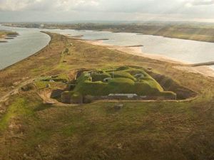 Het fort, verborgen in de heuvels. Foto: Fort Pannerden © Jasja Dekker