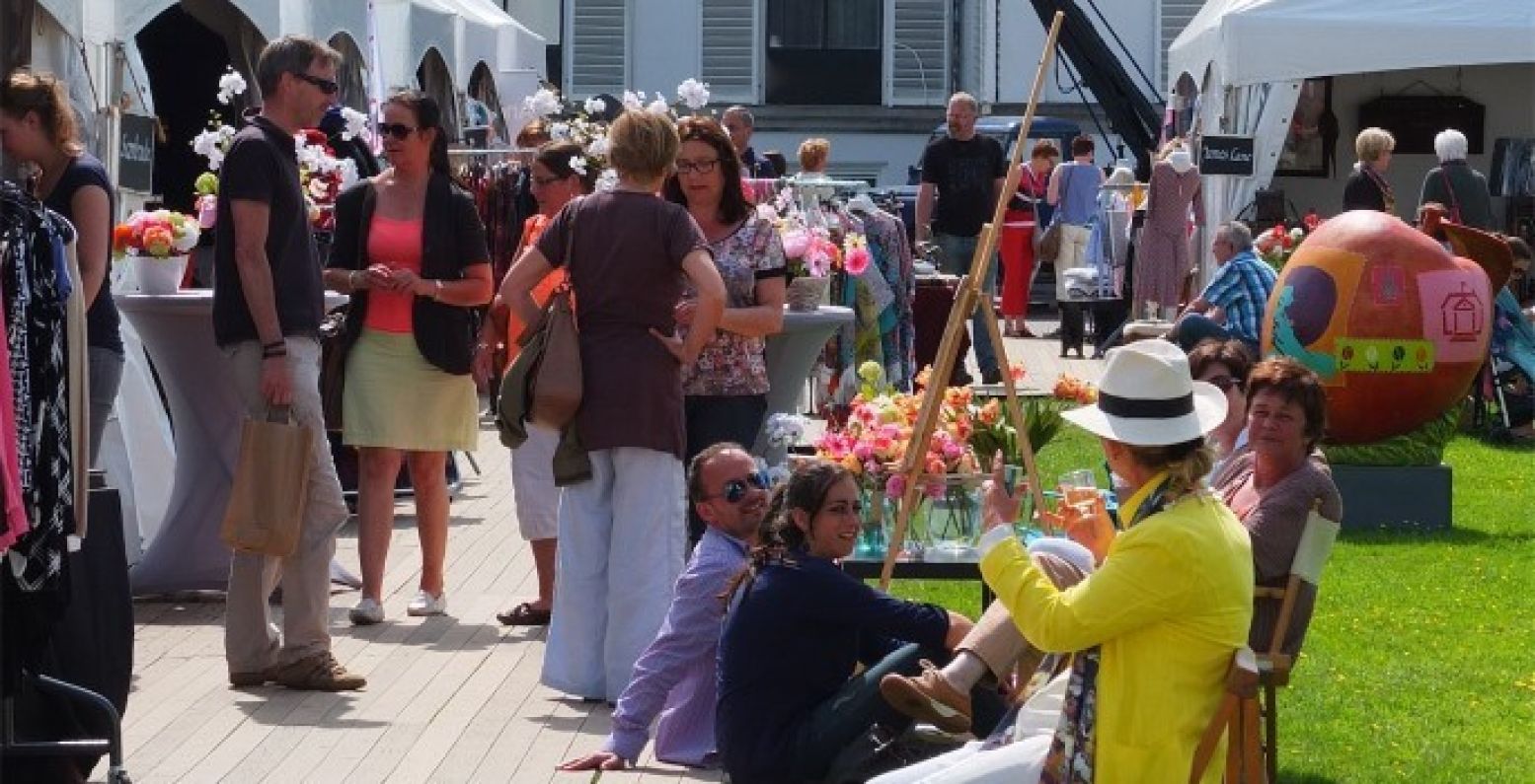 Kom heerlijk lang tafelen bij het Zomerdiner of snuffel op je gemak rond bij de vele kraampjes.