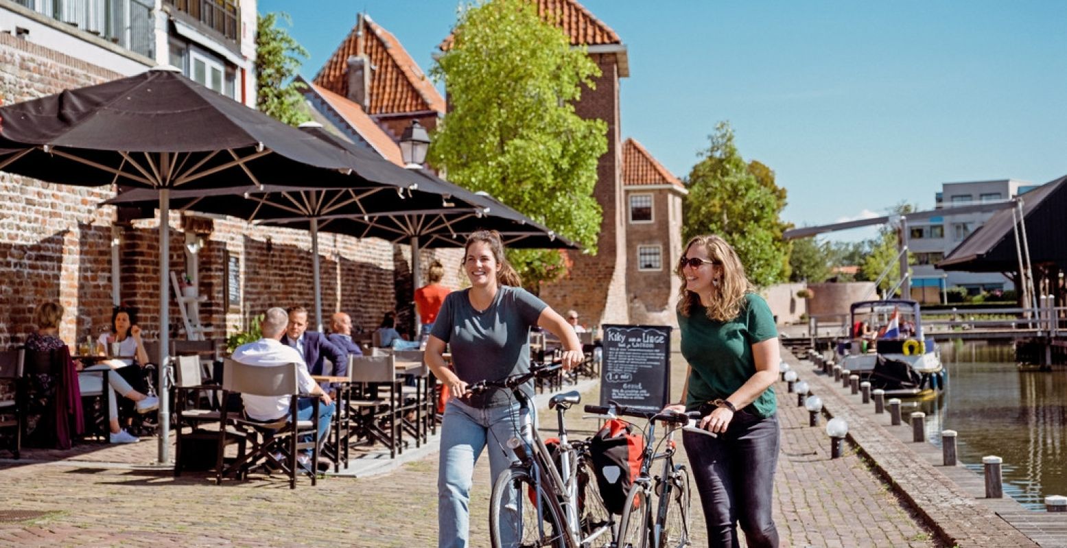 Misschien wel de mooiste plek in Leerdam: de Zuidwal met de vierkante muizentorentjes. Foto: Tussen Lek & Linge © Maurice Giltjes