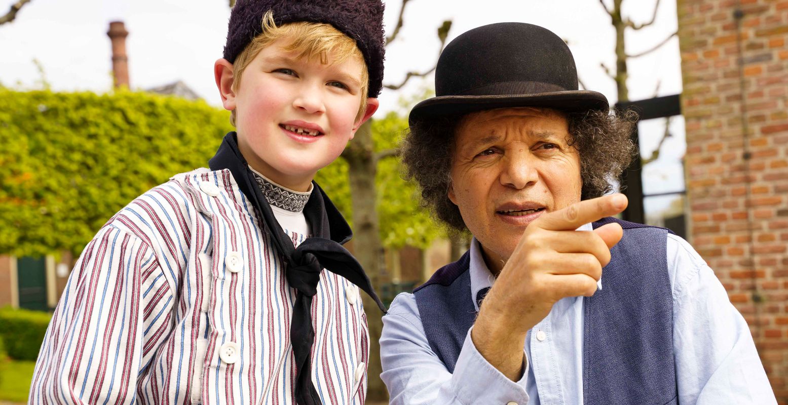 Theaterartiest, goochelaar en mimespeler Hakim treedt op in het buitenmuseum tijdens de meivakantie. Foto: Zuiderzeemuseum © Studio Merike