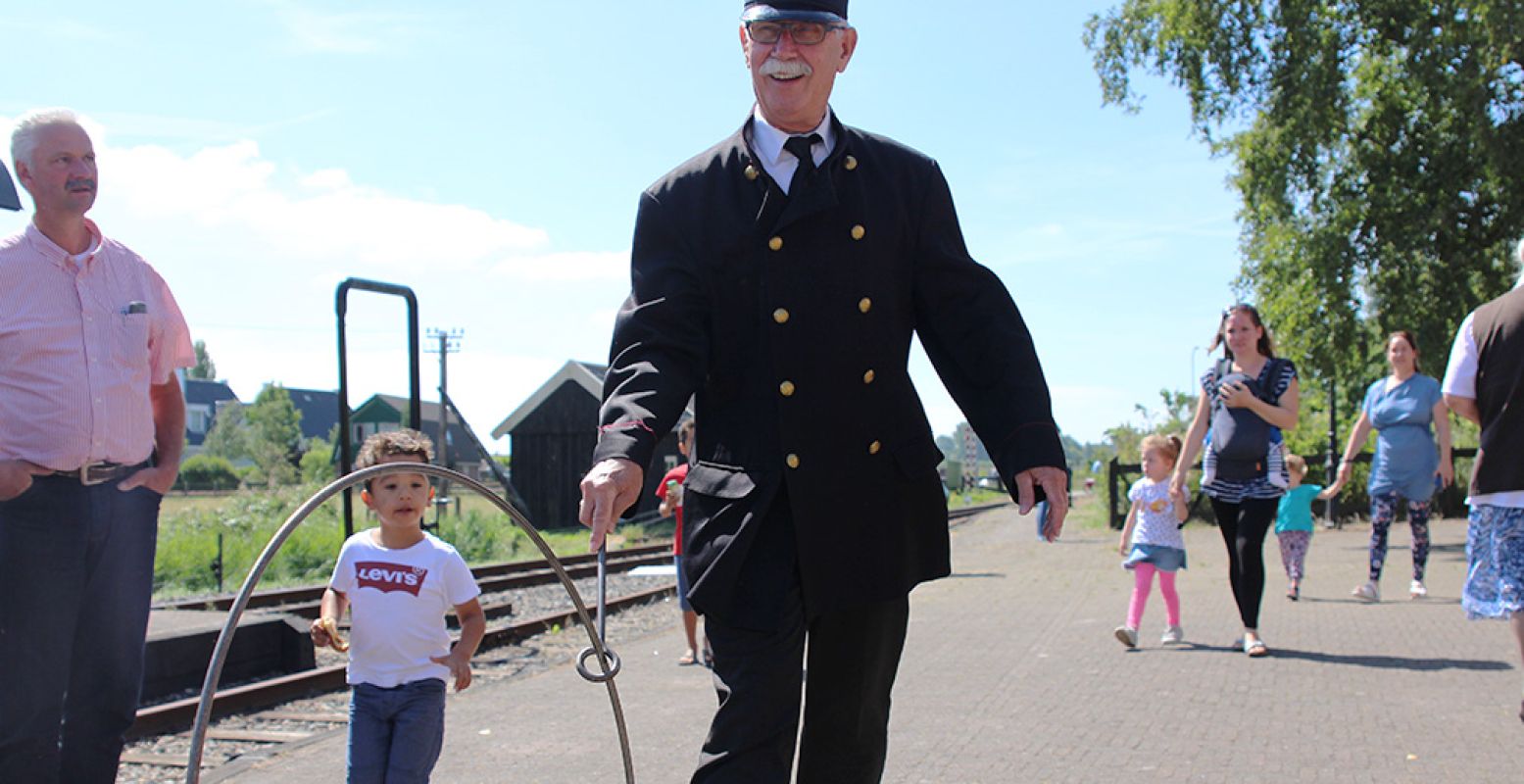 Een dagje Museumstoomtram Hoorn-Medemblik zit vol ouderwetse gezelligheid, zoals hier op tussenstation Wognum. Foto: DagjeWeg.NL.