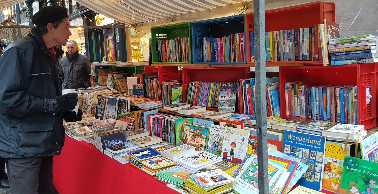 Ook voor boeken ga je naar de markt. Foto: DagjeWeg.NL