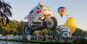 Zomeravond vol luchtballonnen