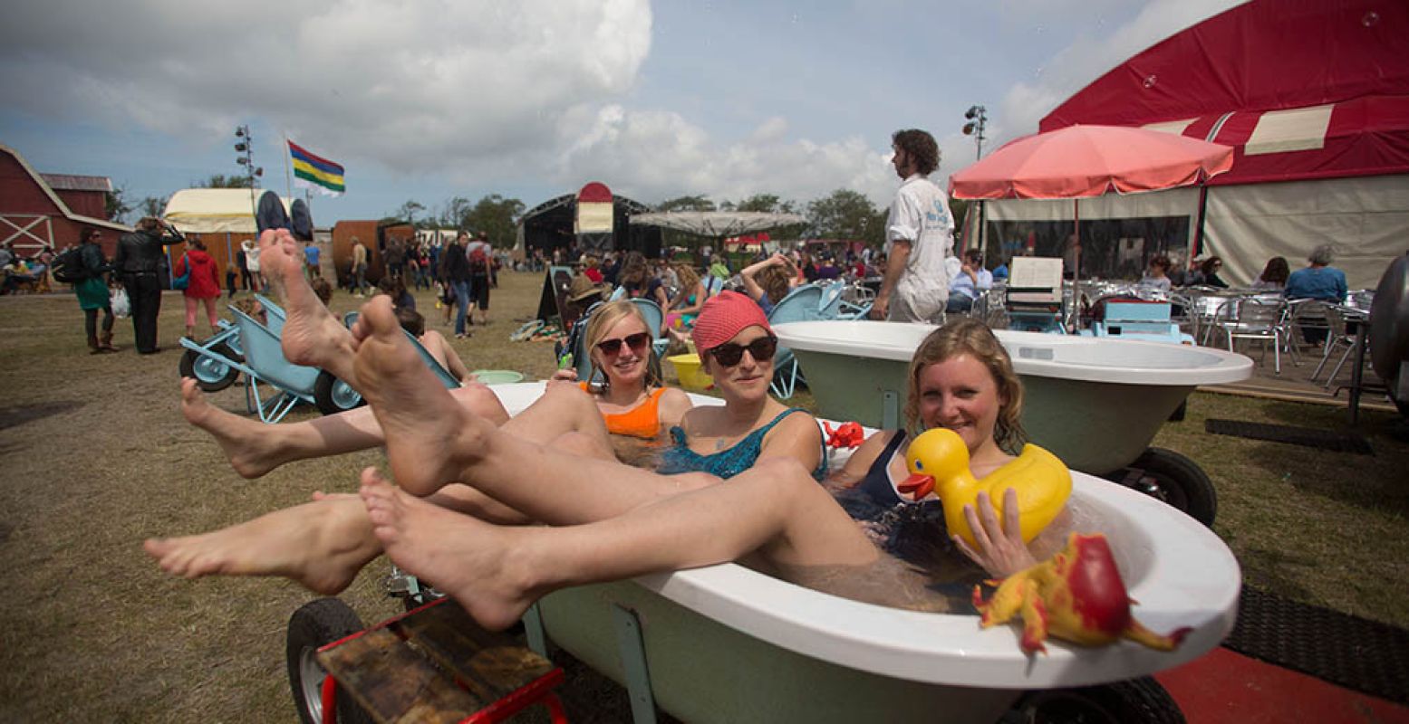 Geniet samen van de unieke en gezellige sfeer op Oerol! Foto: Oerol.