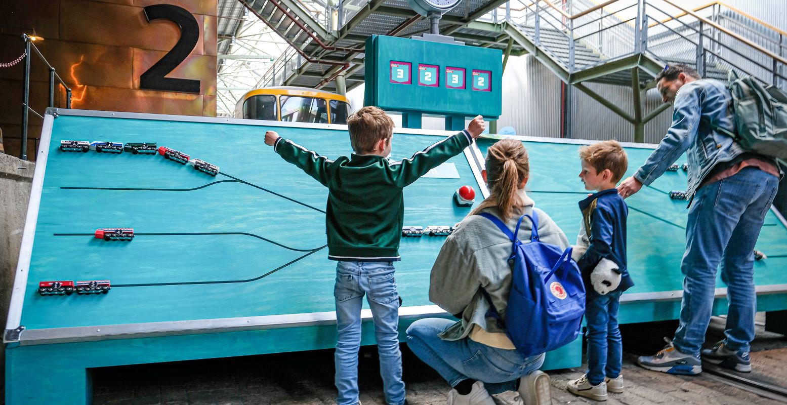 Wie slaagt er het beste in om de treinwagons naar de juiste plek te krijgen? Foto: Spoorwegmuseum © Marleen Schlichting