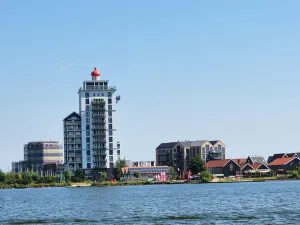 Bekijk het moderne Waterfront van Harderwijk. Foto: Veluwemeer Cruises
