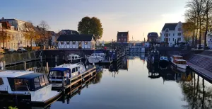 Zo mooi is vestingstad Gorinchem: vol toppers die je wilt zien De Lingehaven met achterin de sluis richting rivier de Merwede. Foto: DagjeWeg.NL © Tonny van Oosten