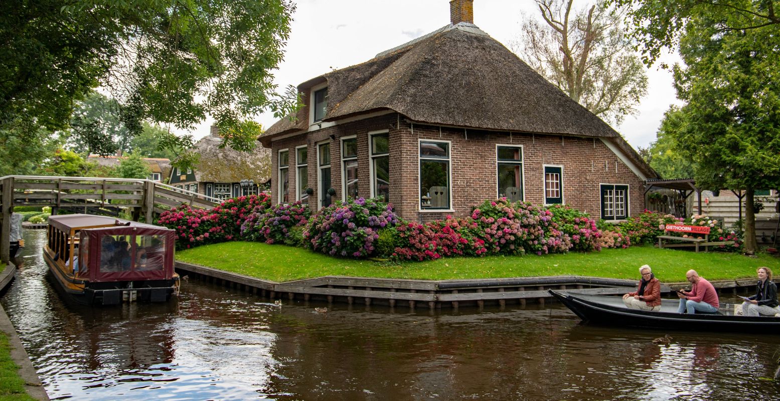 Varen, fietsen, wandelen en lekker eten in een pittoreske setting: in Giethoorn kan het allemaal. Foto: Jo Stolp via  Pixabay 