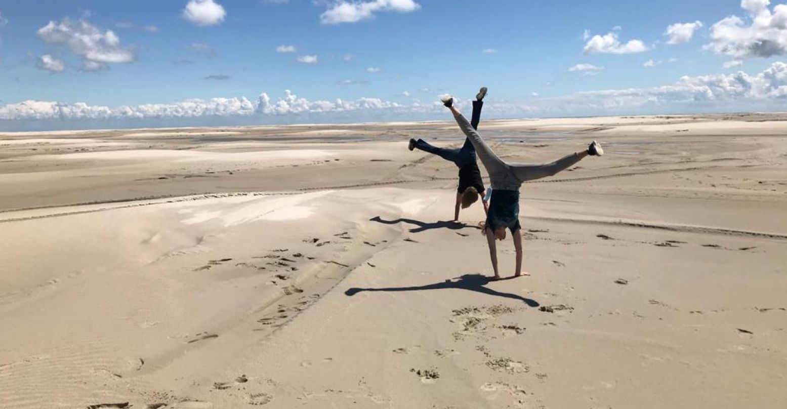 Zo ver als je kunt kijken alleen maar zand om je heen. Dat kan tijdens een wandeling op Vliehors, de Sahara van het Noorden. Foto: Nikki Arendse