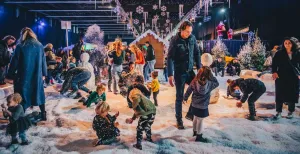 Bezoek één van deze knusse kerstmarkten Kinderen spelen heerlijk in de sneeuw bij Het Amsterdamse Winterparadijs. Foto: Het Amsterdamse Winterparadijs © Nooij Photography