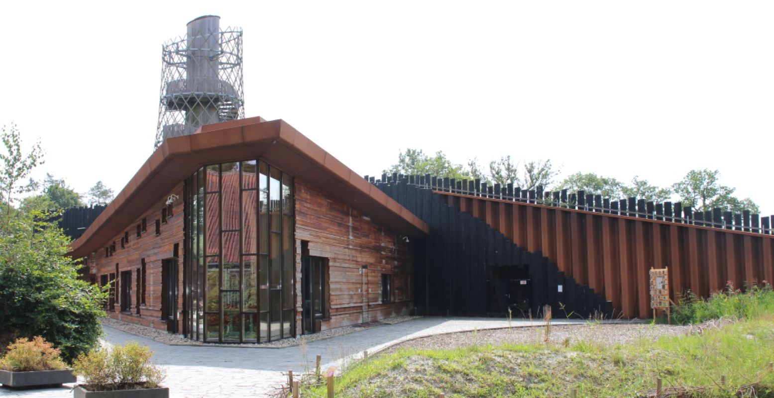 Het bijzondere gebouw van het Duurzaamheidscentrum Assen aan de rand van het Asserbos, gemaakt van gerecycled materiaal. Foto: DagjeWeg.NL.