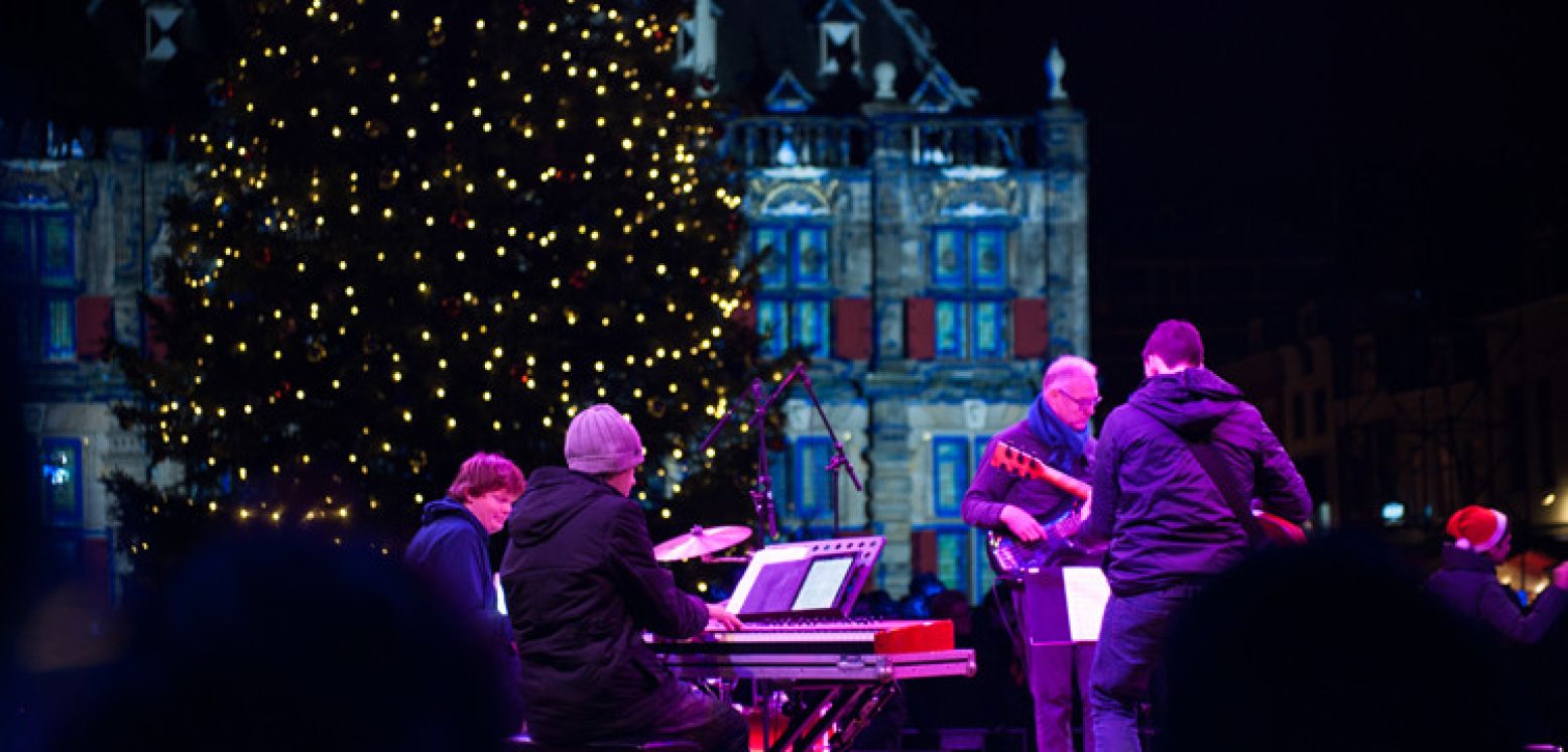 Luister gratis naar mooie optredens van artiesten door de hele binnenstad. Foto: Evenementenbureau Delft en De Burgemeesters.