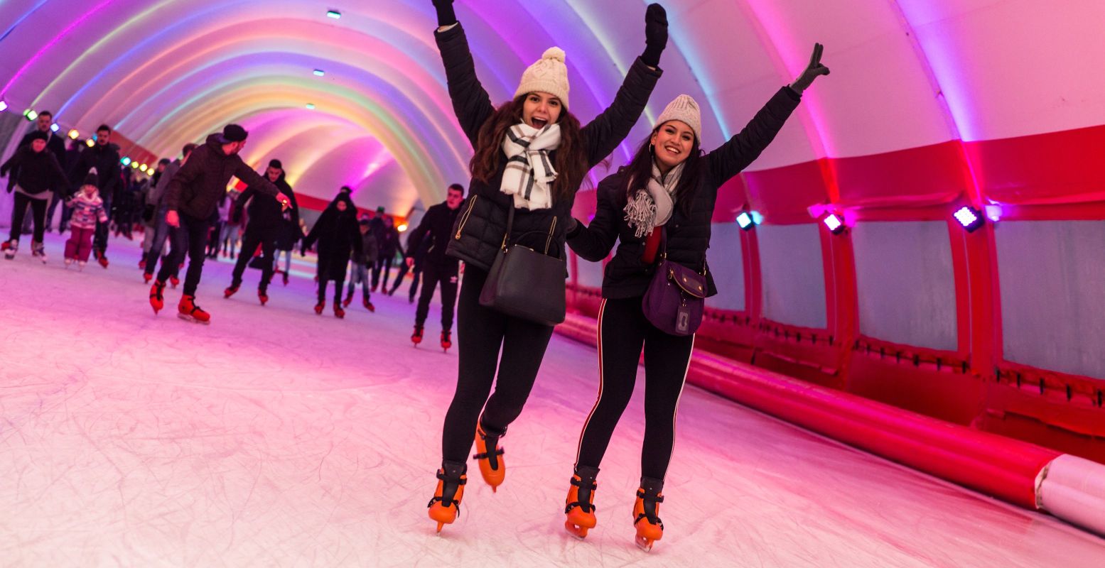 Schaats een rondje door de opvallende tunnel van Schaatsbaan Rotterdam. Foto: Schaatsbaan Rotterdam