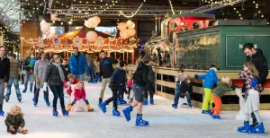 De leukste dagjes uit in de kerstvakantie Schaats tussen de treinen op het sfeervolle Winter Station. Foto: Spoorwegmuseum