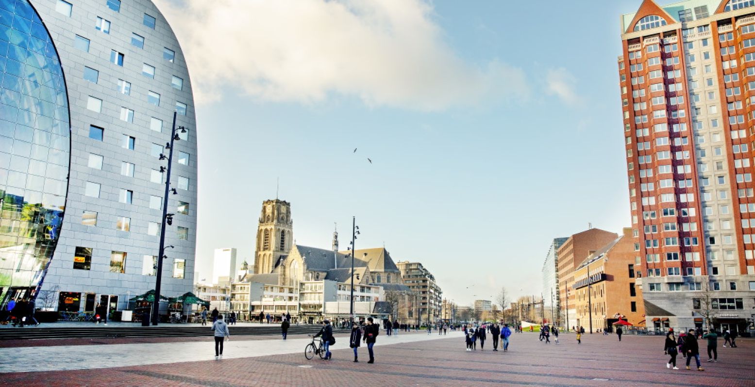 Een deel van de Markthal op links, met op de achtergrond de Laurenskerk. Foto: Rotterdam Make It Happen © Iris van den Broek.