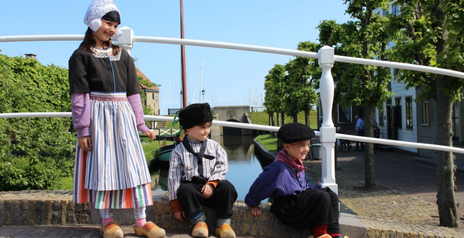 Een dagje terug in de tijd! Anna, Savi en Mika in klederdracht in het Zuiderzeemuseum Enkhuizen. Foto: DagjeWeg.NL.