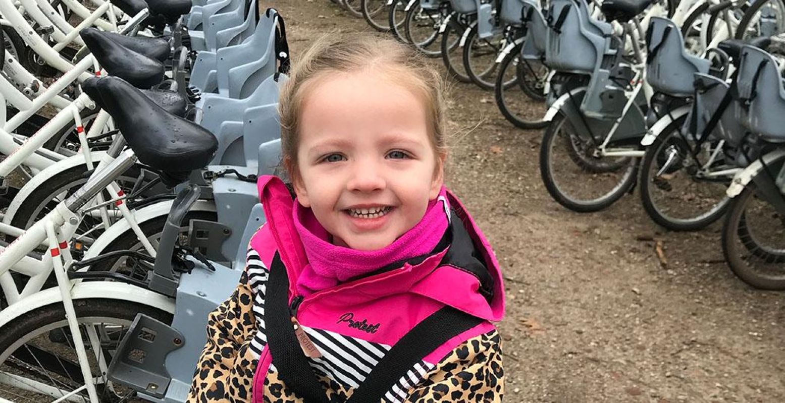 Met jonge kinderen naar de Hoge Veluwe en toch veel zien? Gebruik gratis de iconische witte fietsen met kinderzitjes. Foto: DagjeWeg.NL