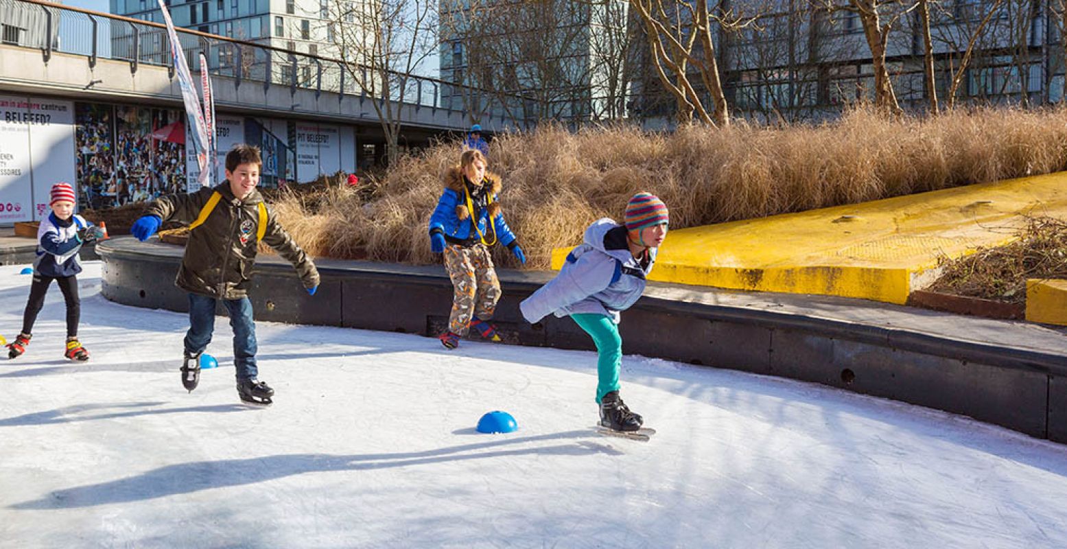 In Almere Centrum zijn twee schaatsbanen waar je gratis kunt schaatsen. Foto: Almere City Marketing © Maarten Feenstra.