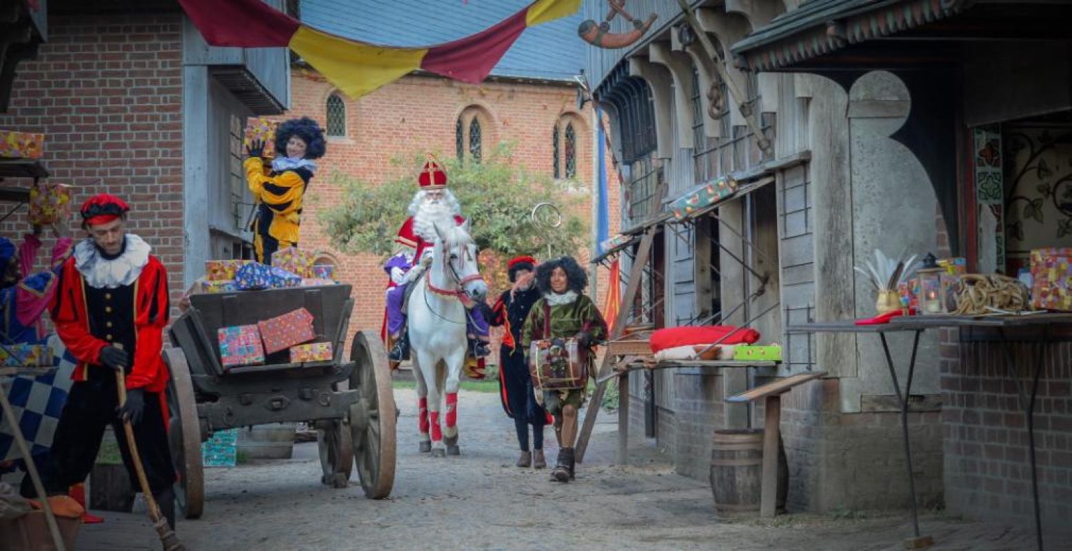 Ontmoet de Sint en zijn Pieten in de Stad van Sinterklaas in Archeon; de plek waar zij wonen tijdens hun verblijf in Nederland. Foto: Hans Doderer © Archeon, Alphen aan den Rijn