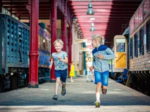 Beweeg je tussen de historische treinstellen. Foto: Spoorwegmuseum © Anne Reitsma